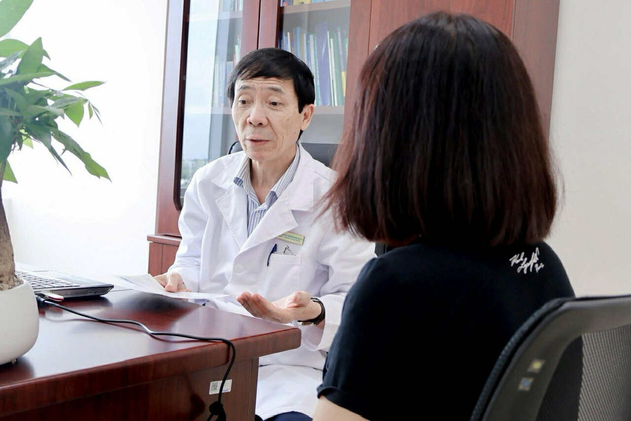 PGS. TS. BS Phạm Văn Năng khám bệnh cho bệnh nhân) 566964753-2735986549937428-3953708123254054049-n.jpg