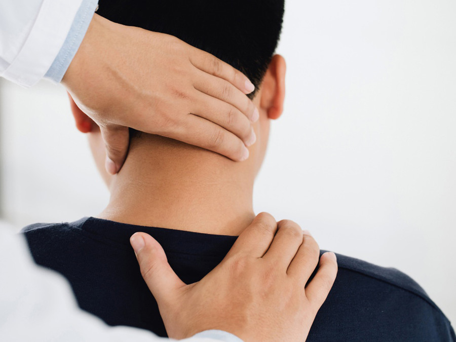 Mát-xa vai và cổ là một cách hiệu quả để thư giãn cơ, giảm đau nhức. (Ảnh: ITN) 2-mat-xa-vai-va-co.jpg