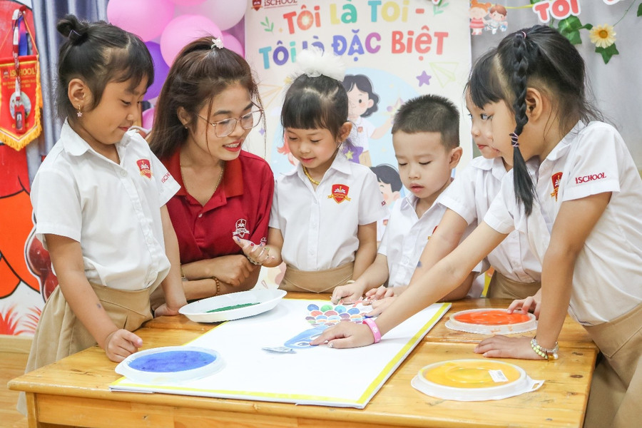 Cô Nguyễn Thị Thi đang lắng nghe các bạn trình bày về phân công nhiệm vụ của bản thân. image003-4858.jpg