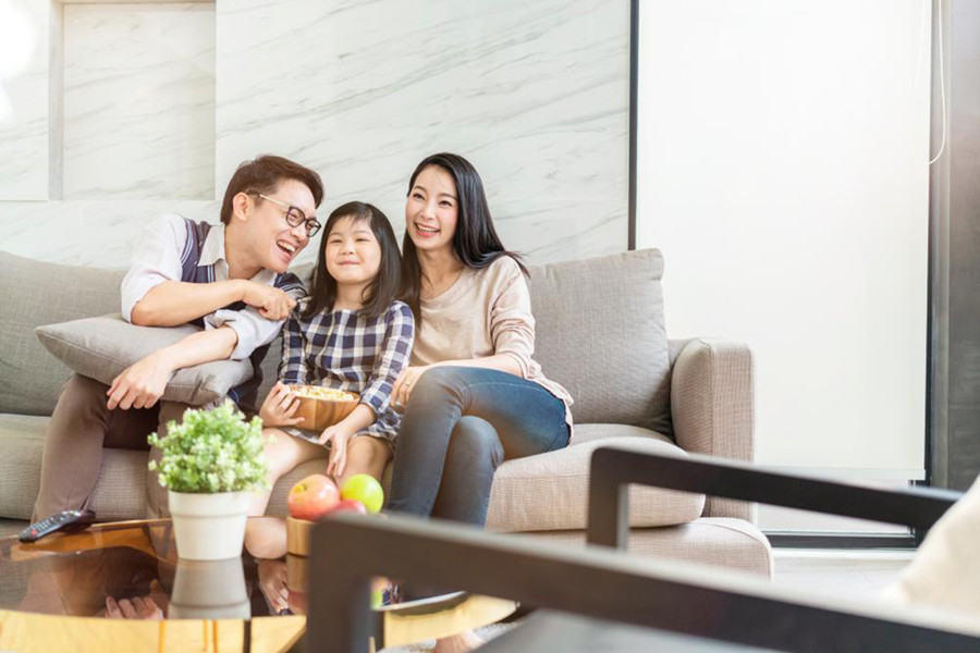 Trong gia đình, chúng ta có thể truyền tải tình yêu và sự thấu hiểu thông qua ngôn ngữ yêu thương. (Ảnh: ITN). 2-trong-gia-dinh.jpg