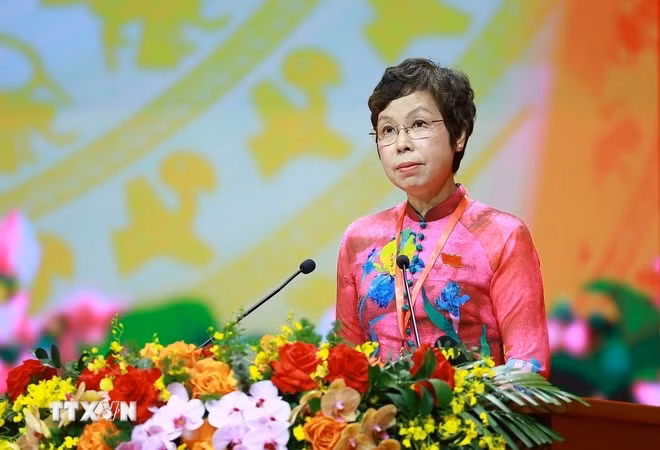 Đồng chí Vũ Việt Trang, Ủy viên Ban Chấp hành Đảng bộ Chính phủ, Bí thư Đảng ủy, Tổng Giám đốc Thông tấn xã Việt Nam, Trưởng Đoàn thư ký trình bày Dự thảo Nghị quyết Đại hội đại biểu Đảng bộ Chính phủ lần thứ I, nhiệm kỳ 2025-2030. (Ảnh: Dương Giang/TTXVN)