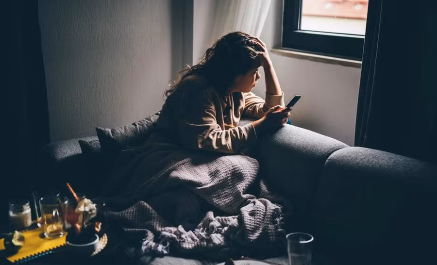 Cách hiệu quả nhất để giúp ai đó bình tĩnh lại là bắt đầu một cuộc trò chuyện. (Ảnh: ITN)