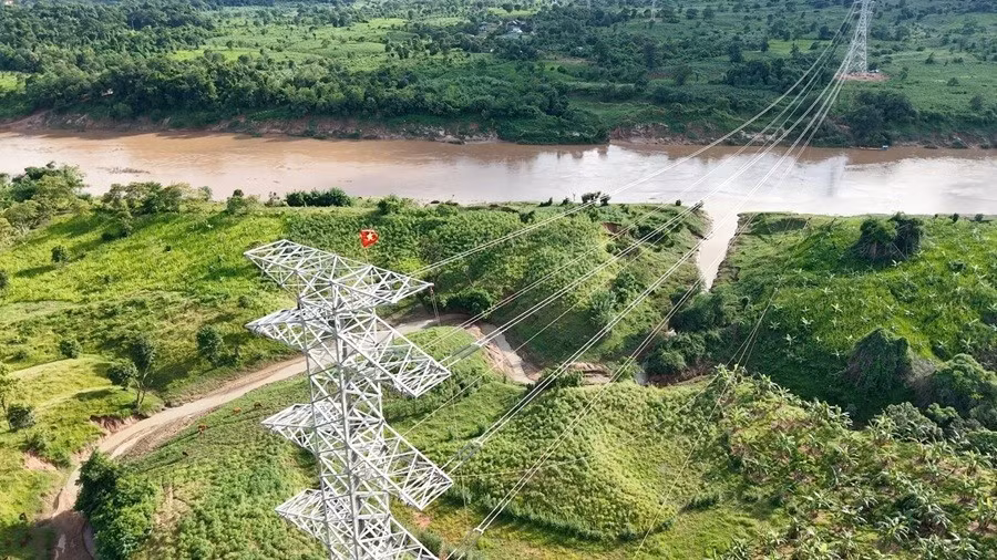 Sau hơn 6 tháng thi công thần tốc, tuyến đường dây truyền tải 220kV từ nhà máy điện gió Savan 1 trên lãnh thổ Lào đã được hoàn thành và sẵn sàng đấu nối vào hệ thống điện quốc gia Việt Nam trong tương lai gần.