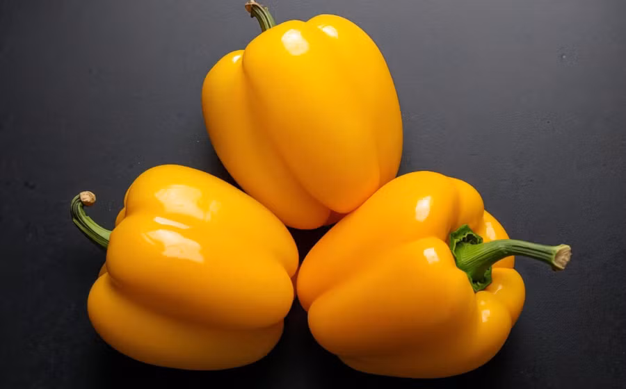 Vị ngọt và màu sắc rực rỡ của ớt chuông vàng giúp làm sáng bừng mọi món ăn đồng thời hỗ trợ sức khỏe miễn dịch, não bộ, tim mạch và tế bào. (Ảnh: ITN)