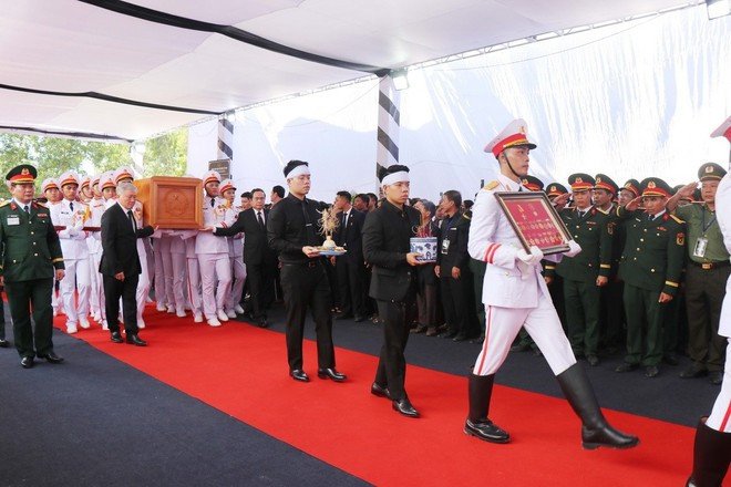 Các đồng chí lãnh đạo Đảng, Nhà nước, Quốc hội đưa Linh cữu nguyên Chủ tịch nước Trần Đức Lương vào nghĩa trang xã Phổ Khánh. (Ảnh: Phạm Cường/TTXVN). Các đồng chí lãnh đạo Đảng, Nhà nước, Quốc hội đưa Linh cữu nguyên Chủ tịch nước Trần Đức Lương vào nghĩa trang xã Phổ Khánh. (Ảnh: Phạm Cường/TTXVN).