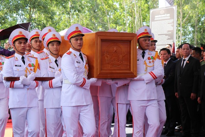 Linh cữu nguyên Chủ tịch nước Trần Đức Lương được đưa vào đến nơi an táng nghĩa trang xã Phổ Khánh. (Ảnh: Phạm Cường/TTXVN). Linh cữu nguyên Chủ tịch nước Trần Đức Lương được đưa vào đến nơi an táng nghĩa trang xã Phổ Khánh. (Ảnh: Phạm Cường/TTXVN).