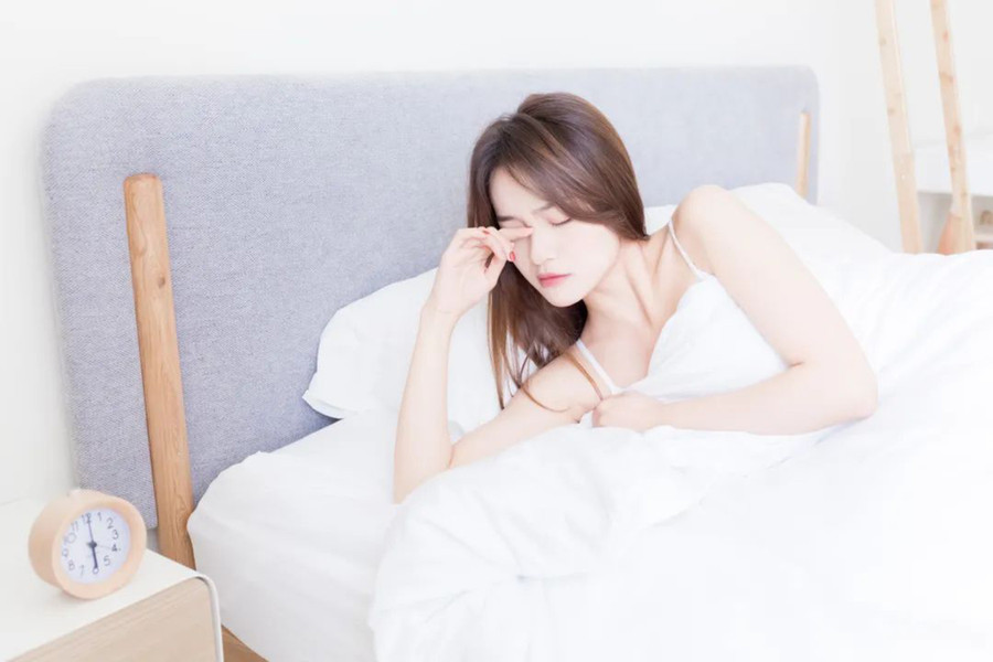 Căng thẳng công việc, trách nhiệm gia đình, bệnh tật,... và rất nhiều yếu tố có thể ảnh hưởng đến giấc ngủ. (Ảnh: ITN)