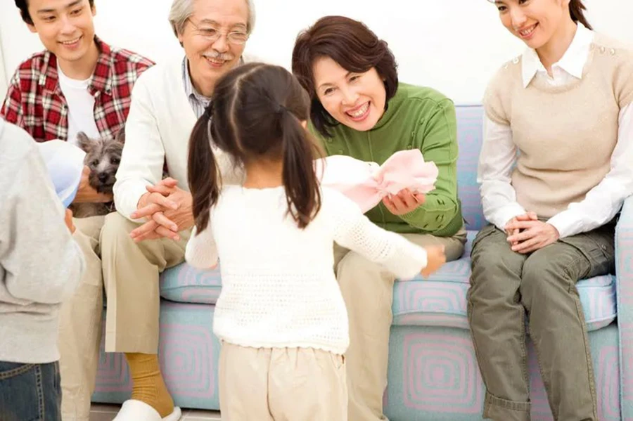 Trẻ em trước hết phải cảm thấy mình được yêu thương và nhận được sự nuôi dưỡng của tình yêu trước khi chúng có thể bộc lộ một cách tự nhiên trải nghiệm tình yêu bên trong của mình. (Ảnh: ITN).