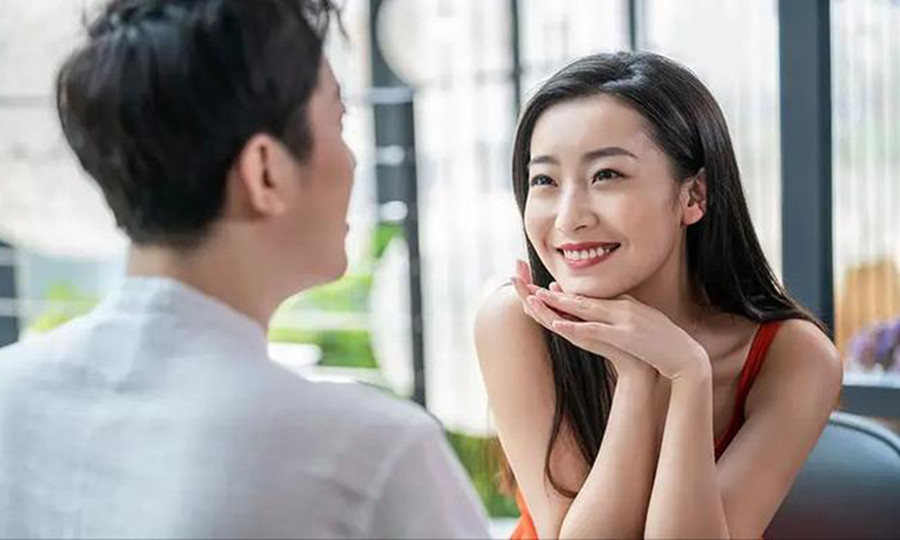 Bất kể dịp gì, chỉ cần một anh chàng đẹp trai xuất hiện, mọi ánh mắt sẽ đổ dồn về phía anh ấy. (Ảnh: ITN).