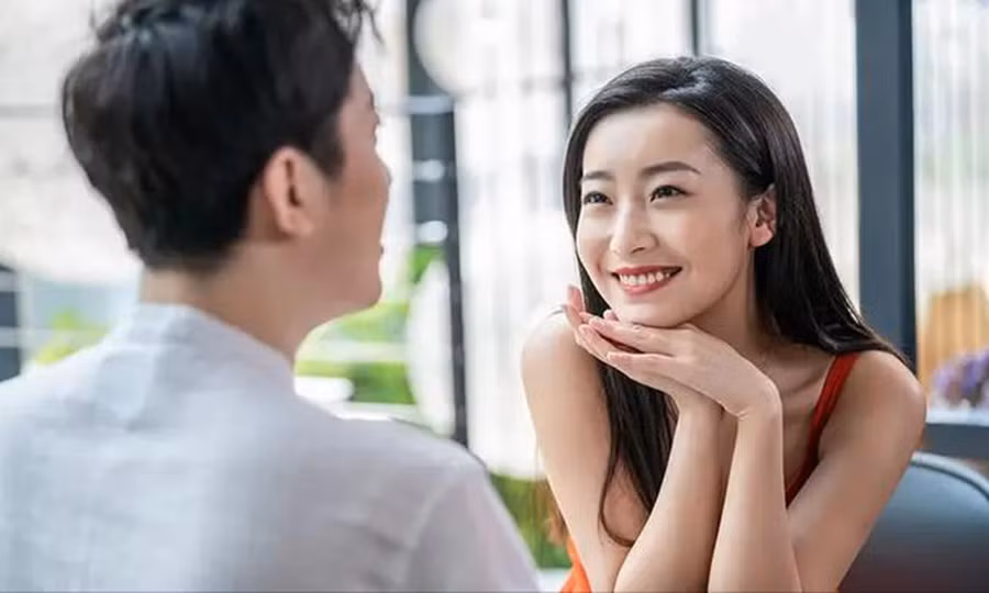 Bất kể dịp gì, chỉ cần một anh chàng đẹp trai xuất hiện, mọi ánh mắt sẽ đổ dồn về phía anh ấy. (Ảnh: ITN).