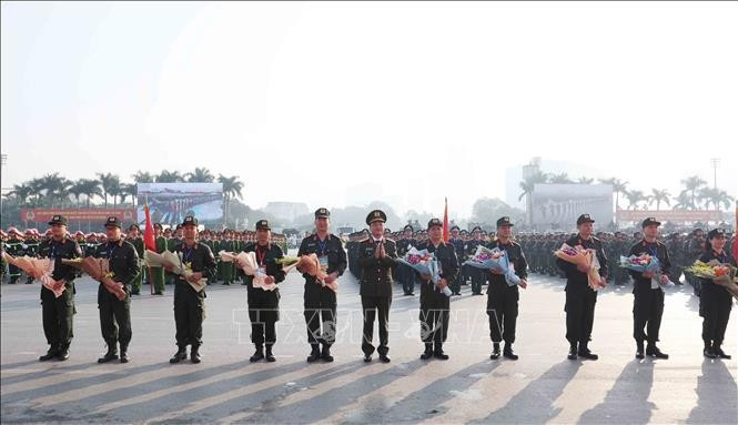 Các đồng chí lãnh đạo tặng hoa chúc mừng lực lượng tham gia Lễ xuất quân, diễn tập phương án bảo đảm an ninh, trật tự Đại hội đại biểu toàn quốc lần thứ XIV của Đảng. Ảnh: Phương Hoa/TTXVN
