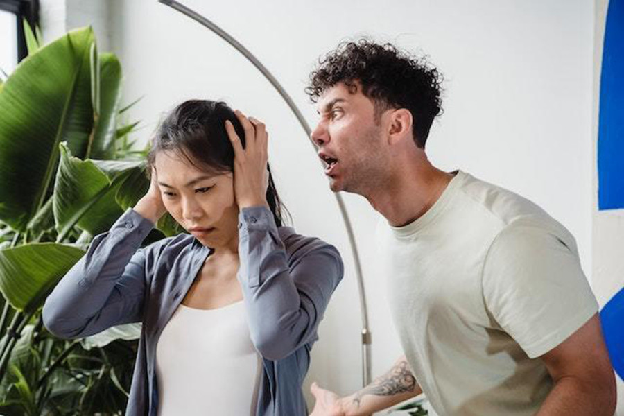Thay vì chấp nhận sự thật là mình có lỗi, anh ta lại đổ lỗi cho người khác hoặc điều gì đó. (Ảnh: ITN).