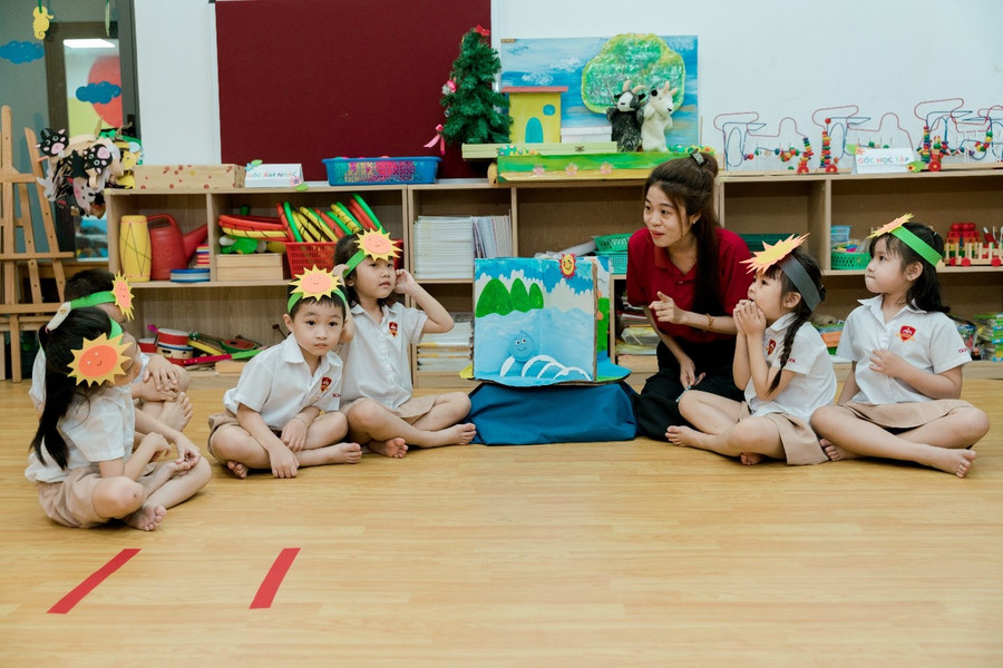 Tiết học của các bạn lớp Kindy 5 khi cô giáo với vai trò là người hướng dẫn chính
