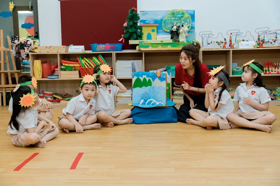 Tiết học của các bạn lớp Kindy 5 khi cô giáo với vai trò là người hướng dẫn chính