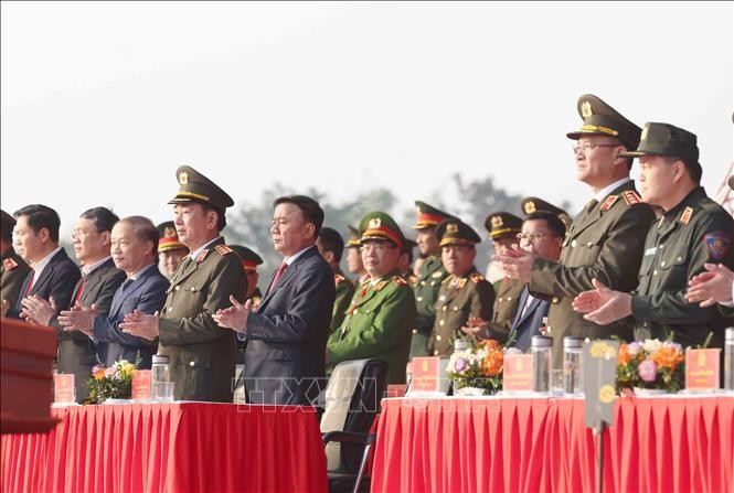 Thường trực Ban Bí thư Trần Cẩm Tú cùng các đại biểu dự Lễ xuất quân, diễn tập phương án bảo đảm an ninh, trật tự Đại hội đại biểu toàn quốc lần thứ XIV của Đảng. Ảnh: Phương Hoa/TTXVN