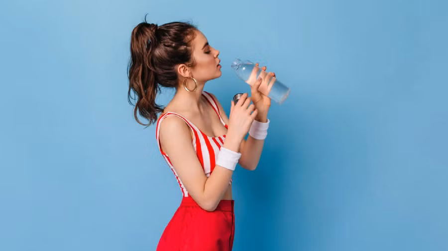Có nhiều yếu tố liên quan đến lượng nước phù hợp bạn nên uống. (Ảnh: ITN)