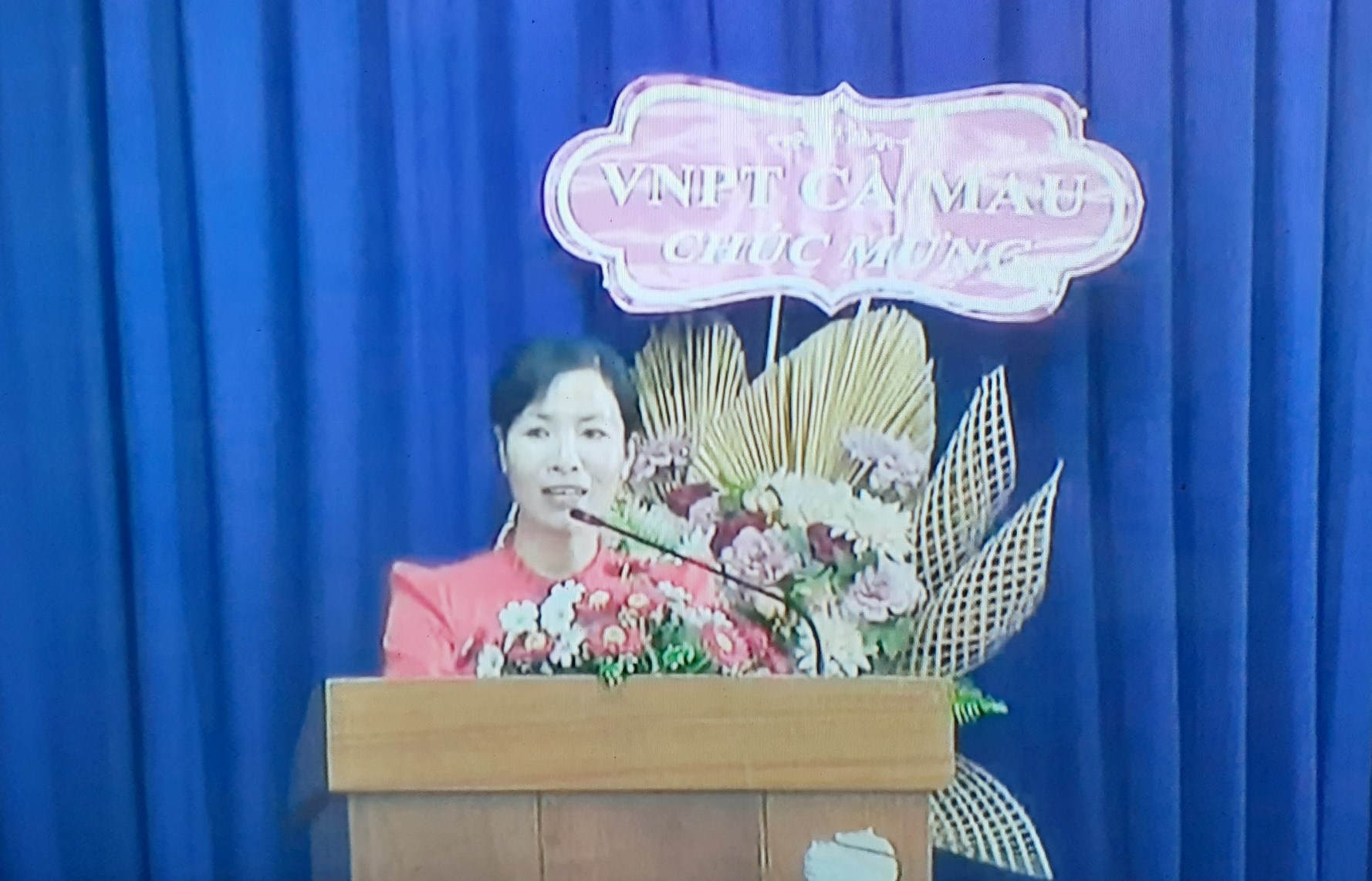 Cô Lương Thị Thuận Ánh chia sẻ kiến nghị cùng Bộ trưởng. Cô Lương Thị Thuận Ánh chia sẻ kiến nghị cùng Bộ trưởng.