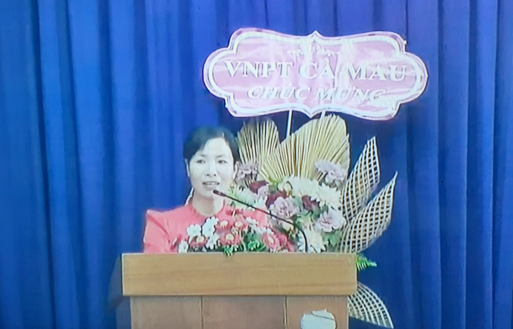 Cô Lương Thị Thuận Ánh chia sẻ kiến nghị cùng Bộ trưởng. Cô Lương Thị Thuận Ánh chia sẻ kiến nghị cùng Bộ trưởng.