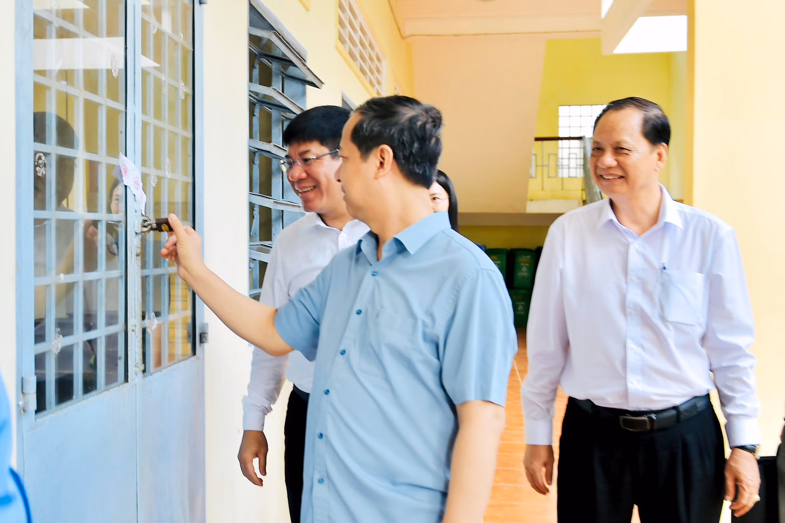 Bộ trưởng kiểm tra niêm phong phòng thi. Bộ trưởng kiểm tra niêm phong phòng thi.