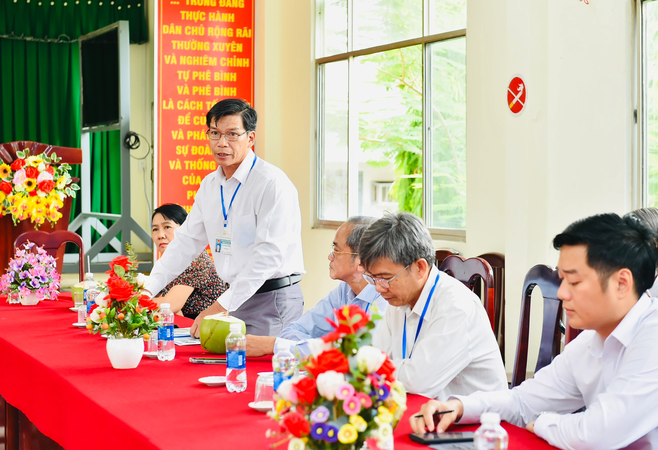 Thầy Nguyễn Hoàng Trung, Hiệu trưởng Trường THPT Tầm Vu báo cáo công tác chuẩn bị kỳ thi.