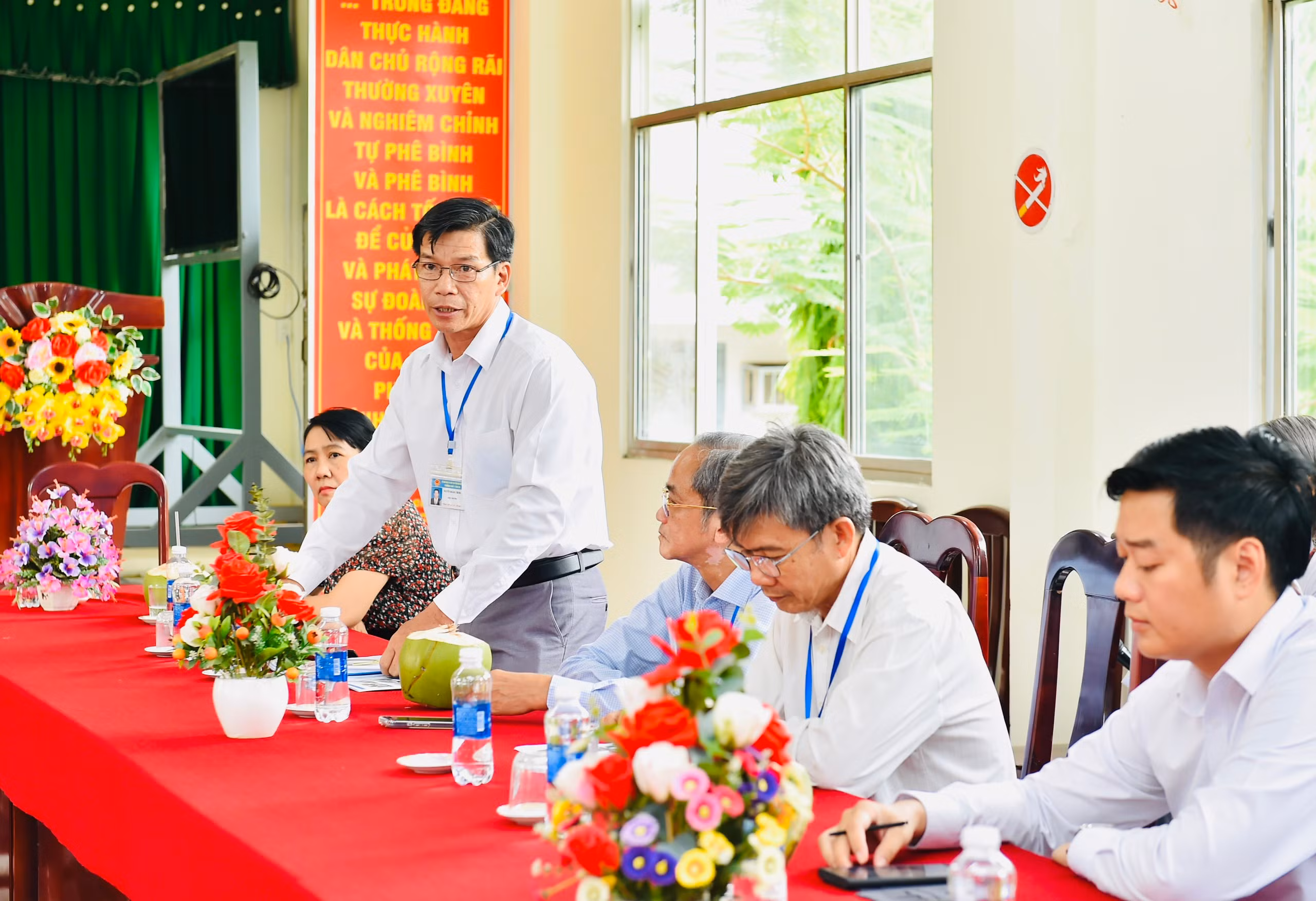 Thầy Nguyễn Hoàng Trung, Hiệu trưởng Trường THPT Tầm Vu báo cáo công tác chuẩn bị kỳ thi. Thầy Nguyễn Hoàng Trung, Hiệu trưởng Trường THPT Tầm Vu báo cáo công tác chuẩn bị kỳ thi.