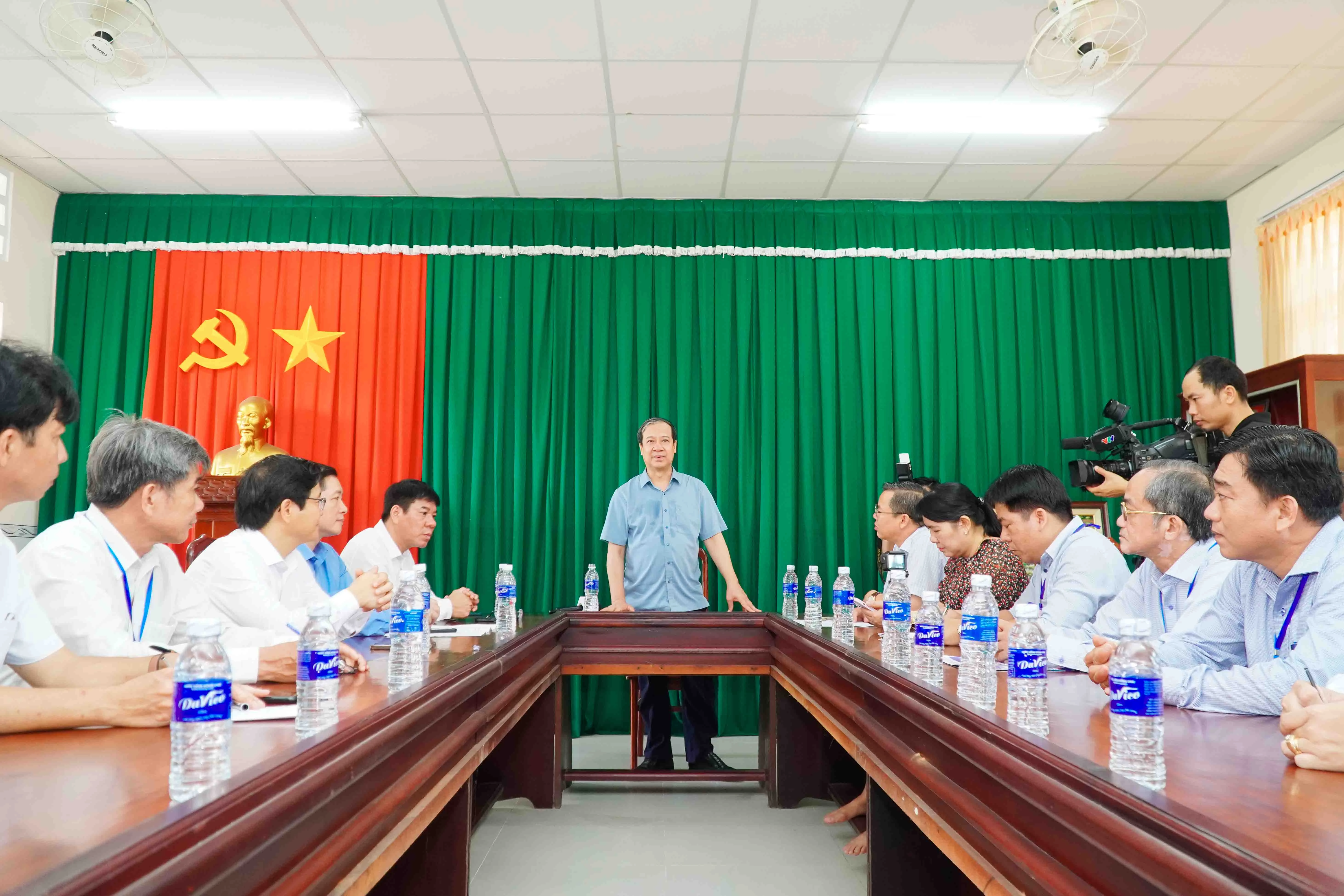 Bộ trưởng làm việc tại Trường THPT Vị Thanh.