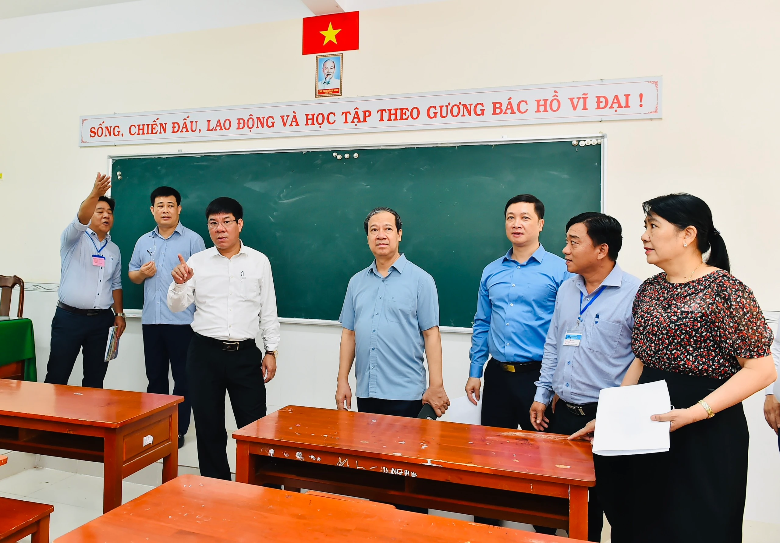 Đoàn công tác kiểm tra phòng thi tại Trường THPT Vị Thanh.