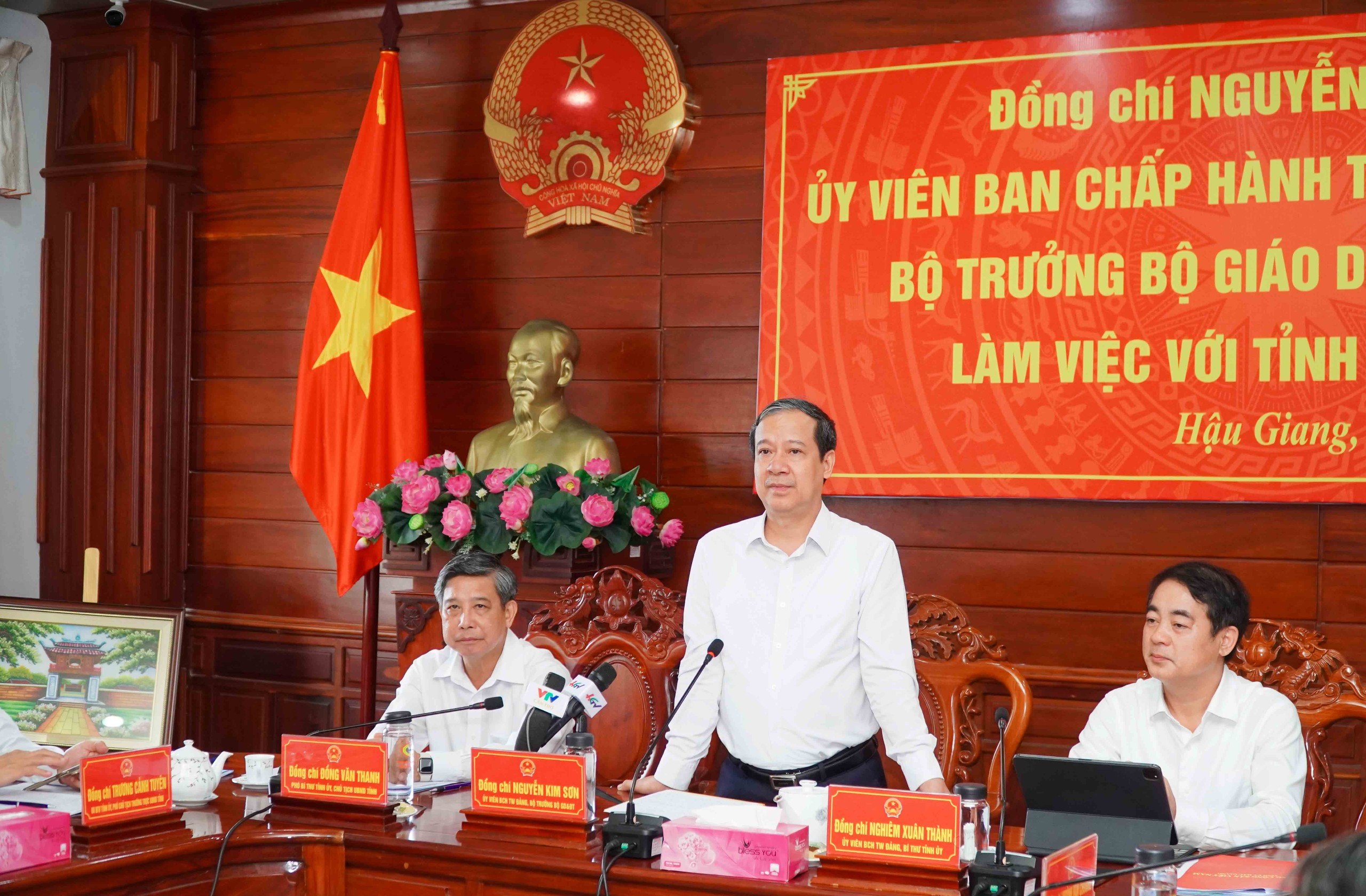 Bộ trưởng Nguyễn Kim Sơn phát biểu tại buổi làm việc. Bộ trưởng Nguyễn Kim Sơn phát biểu tại buổi làm việc.