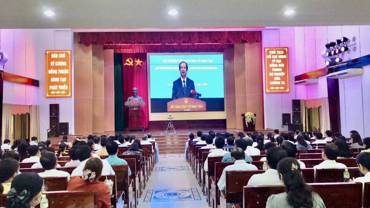 Các đại biểu tại điểm cầu tỉnh Bến Tre nghe Bộ trưởng Nguyễn Kim Sơn phát biểu khai mạc. Các đại biểu tại điểm cầu tỉnh Bến Tre nghe Bộ trưởng Nguyễn Kim Sơn phát biểu khai mạc.