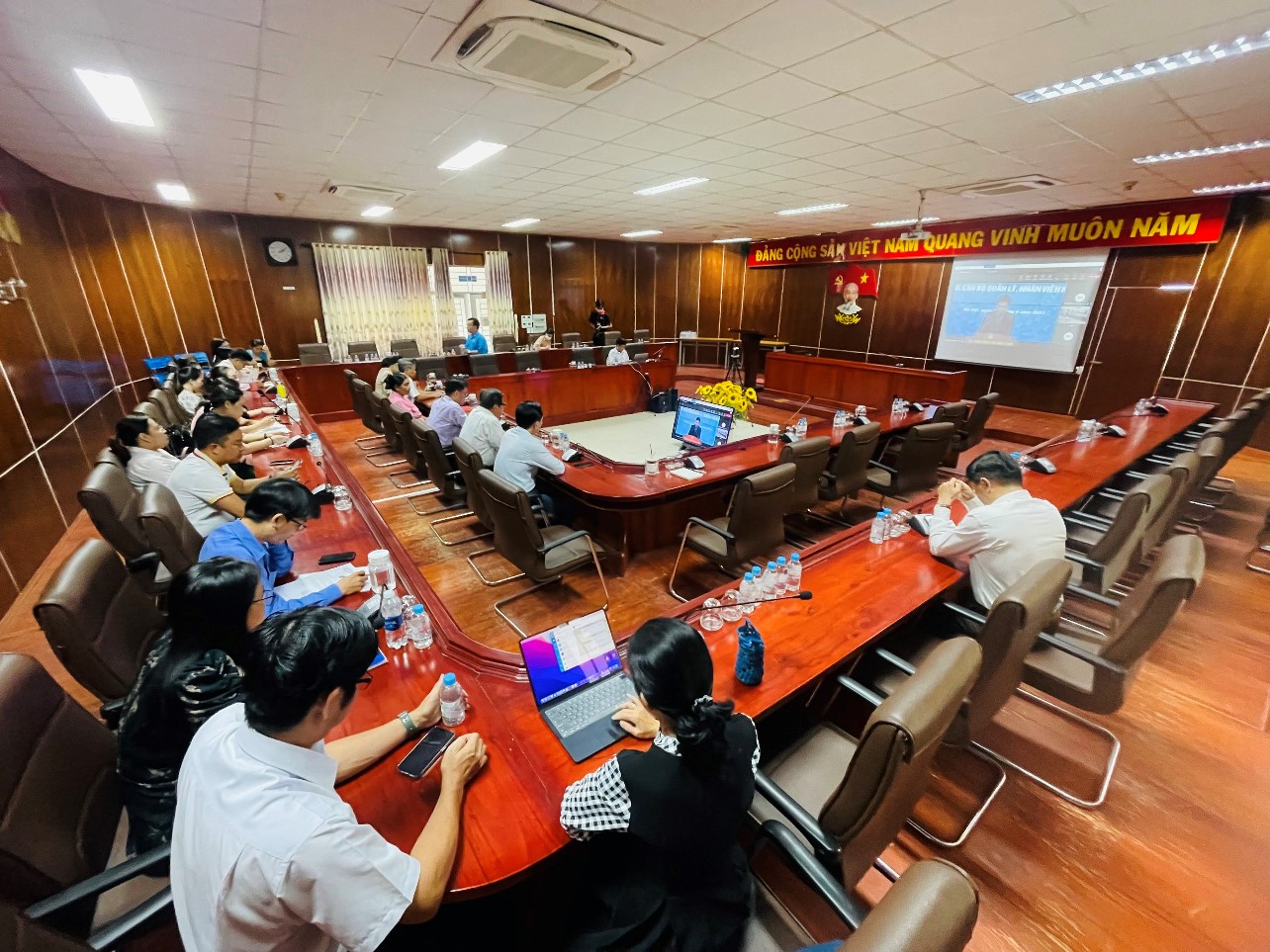 Đại biểu tại Trường ĐH Trà Vinh tham dự chương trình.