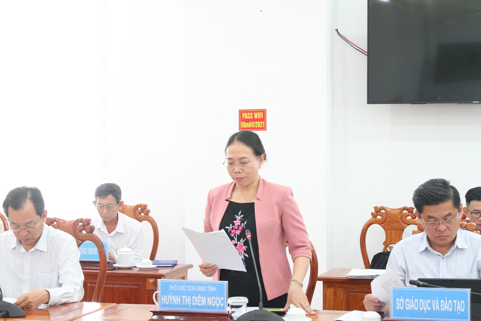 Bà Huỳnh Thị Diễm Ngọc, Phó Chủ tịch UBND tỉnh Sóc Trăng báo cáo tại buổi làm việc.