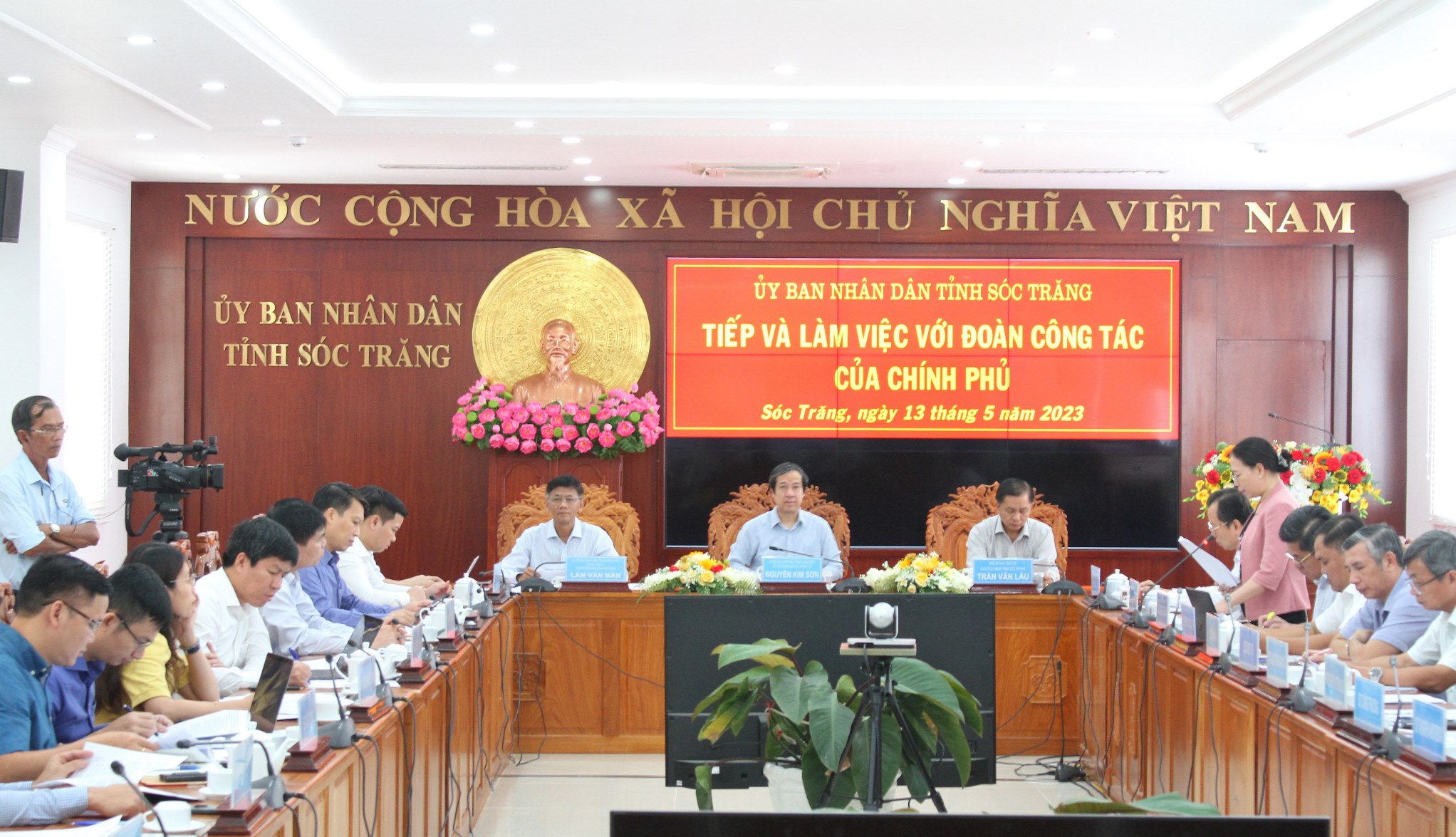 Quang cảnh buổi làm việc.