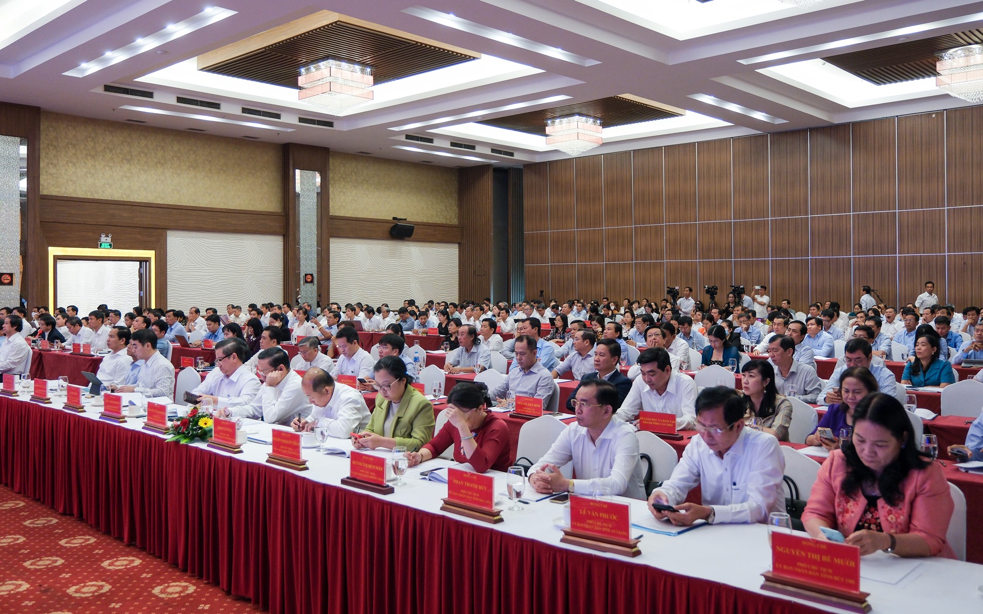 Các đại biểu tham dự hội nghị.