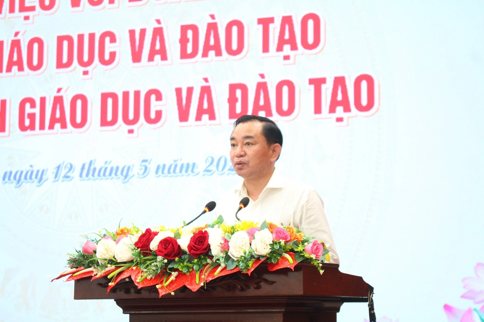 Ông Phan Thanh Duy, Phó Chủ tịch UBND tỉnh Bạc Liêu báo cáo tình hình phát triển giáo dục địa phương.