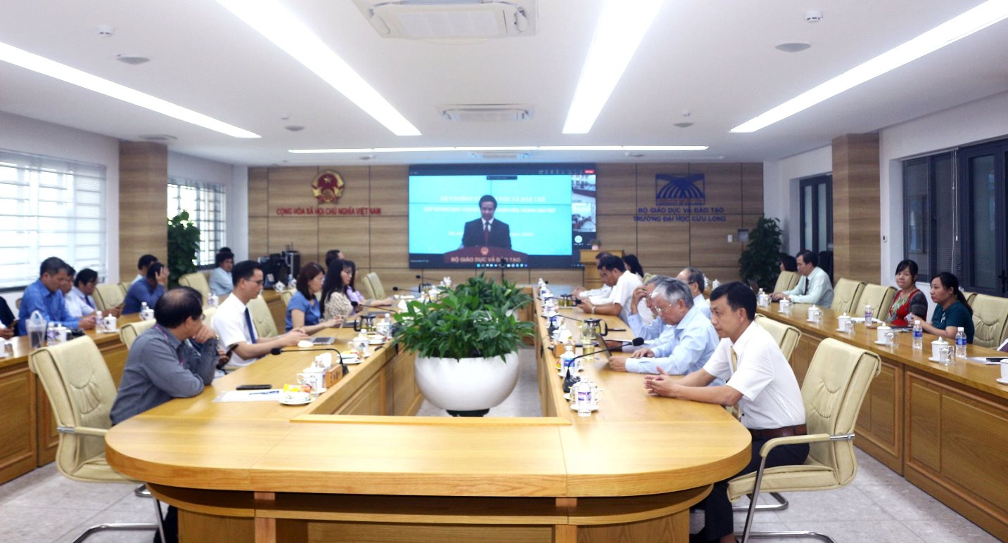 Đại biểu tham dự chương trình tại đầu cầu Trường ĐH Cửu Long.