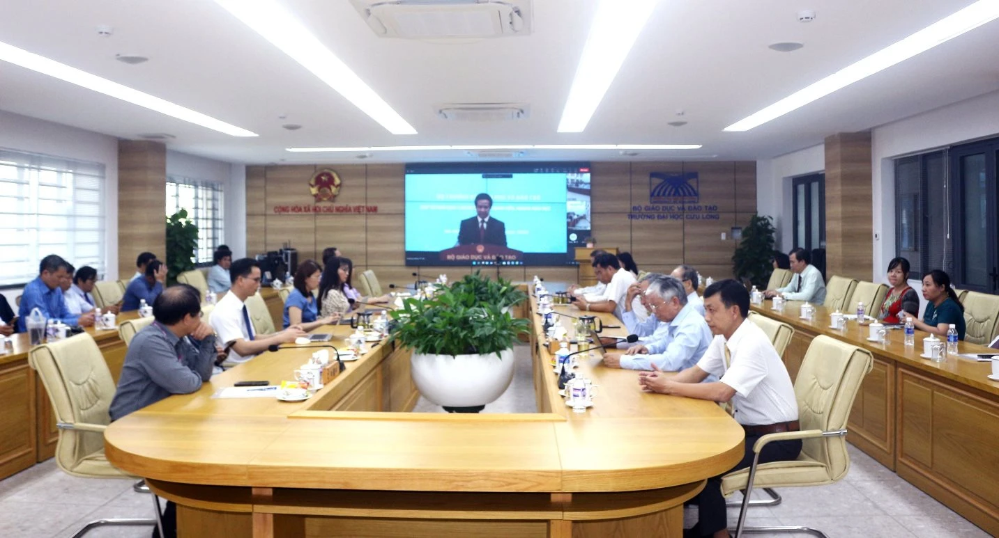 Đại biểu tham dự chương trình tại đầu cầu Trường ĐH Cửu Long.