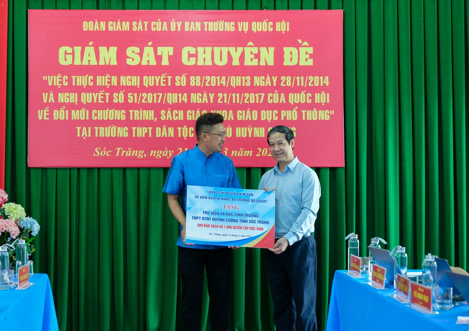 Bộ trưởng Nguyễn Kim Sơn tặng quà cho Trường THPT DTNT Huỳnh Cương.