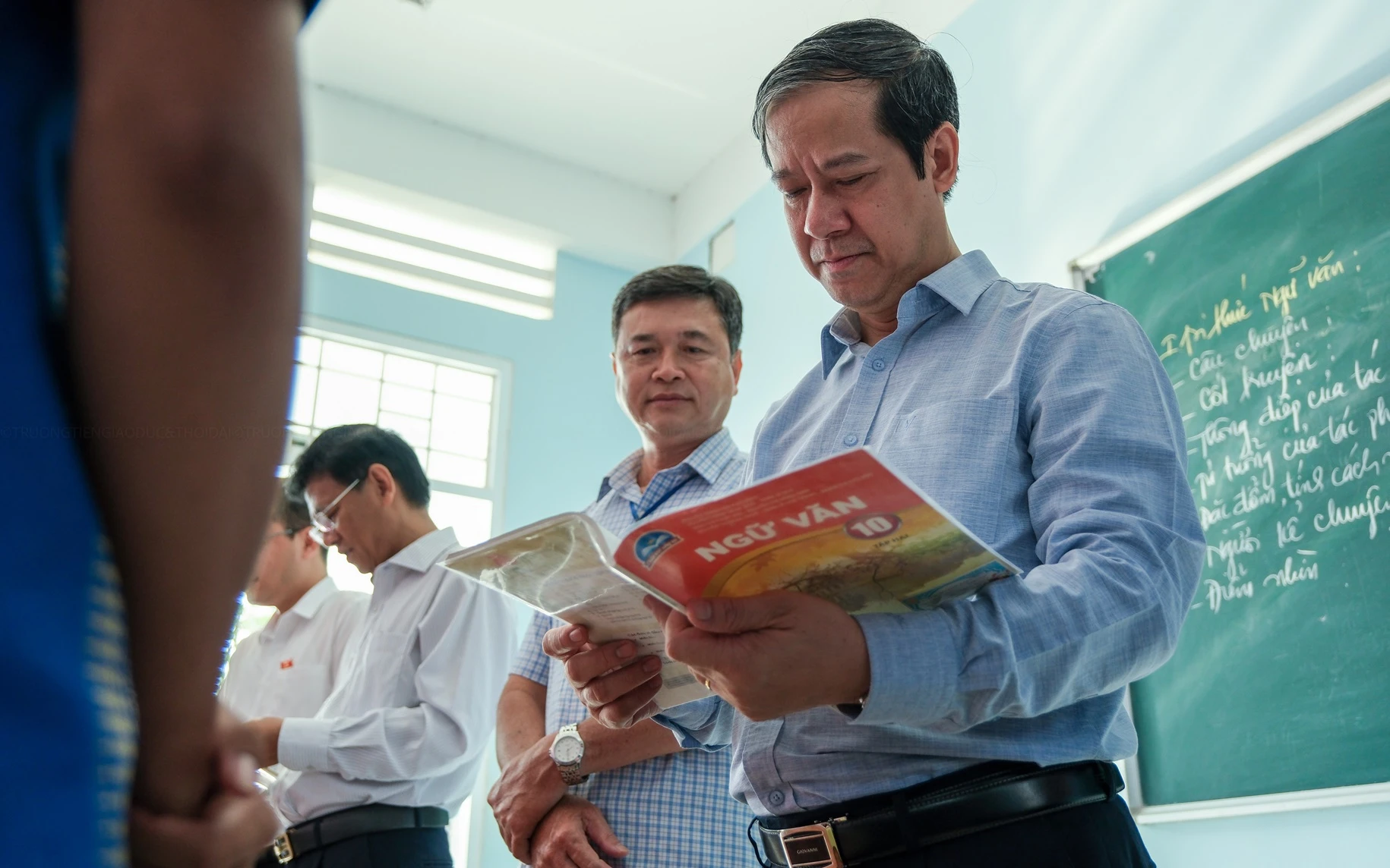 Bộ trưởng Nguyễn Kim Sơn cùng đoàn giám sát trao đổi về SGK với cán bộ quản lý, giáo viên và học sinh.