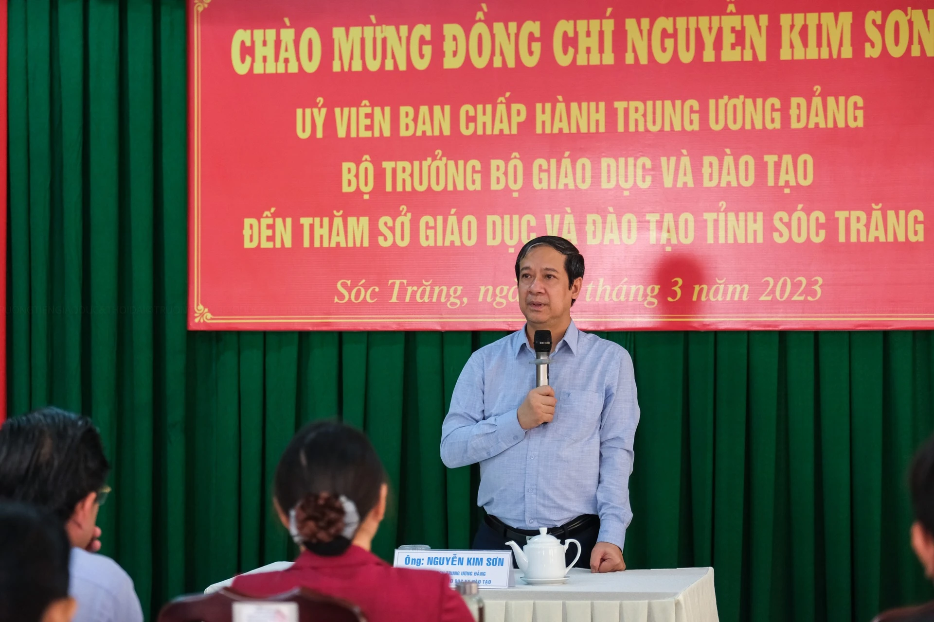 Bộ trưởng Nguyễn Kim Sơn chia sẻ cùng cán bộ, công chức Sở GD&amp;ĐT tỉnh Sóc Trăng.