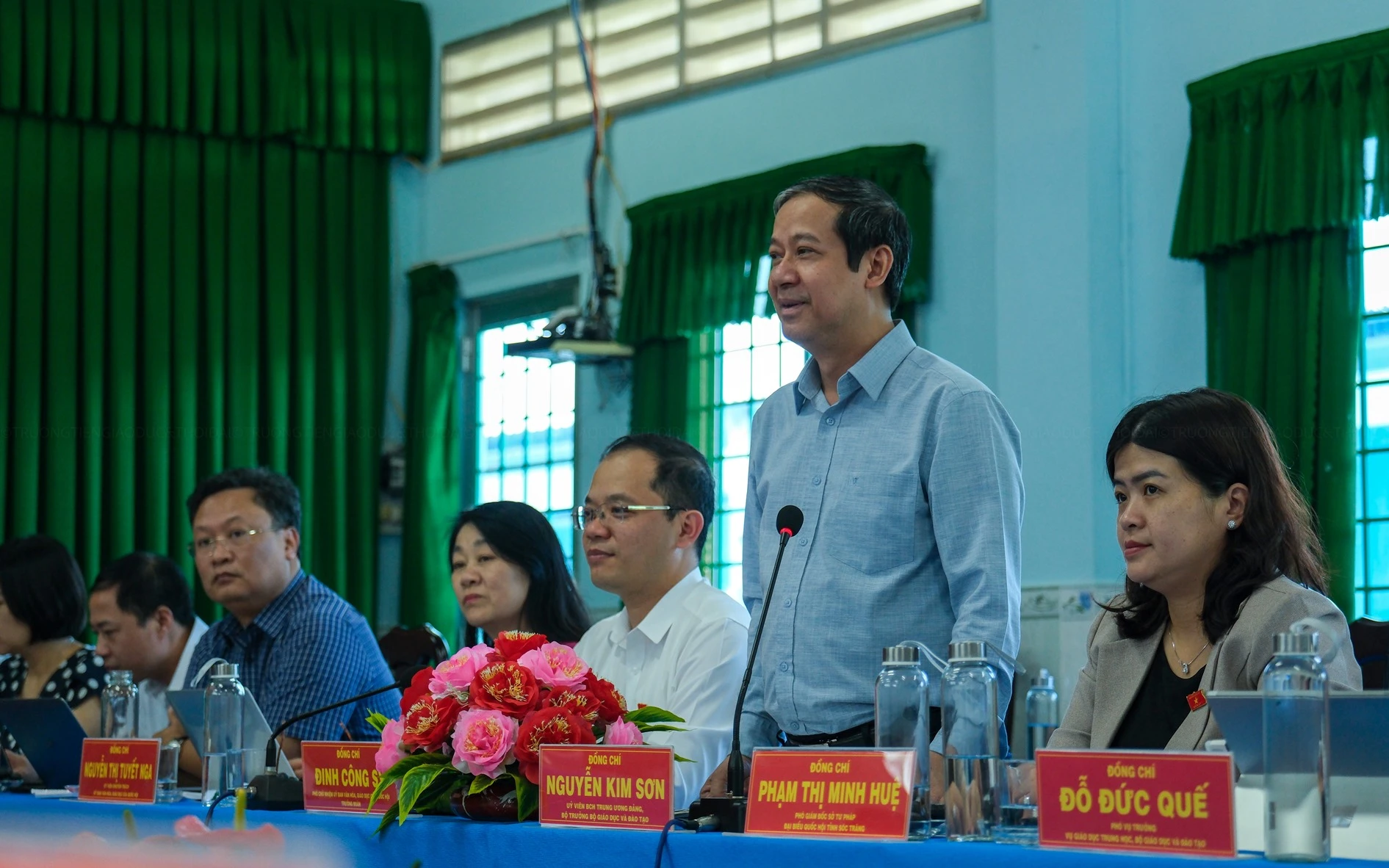 Bộ trưởng Nguyễn Kim Sơn trao đổi cùng cán bộ, giáo viên Trường THPT DTNT Huỳnh Cương.