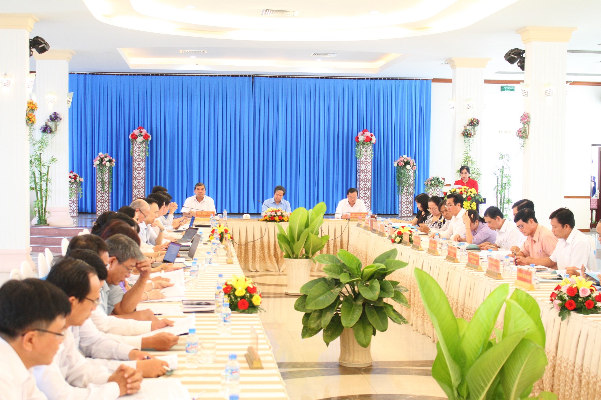 Quang cảnh buổi làm việc. Quang cảnh buổi làm việc.