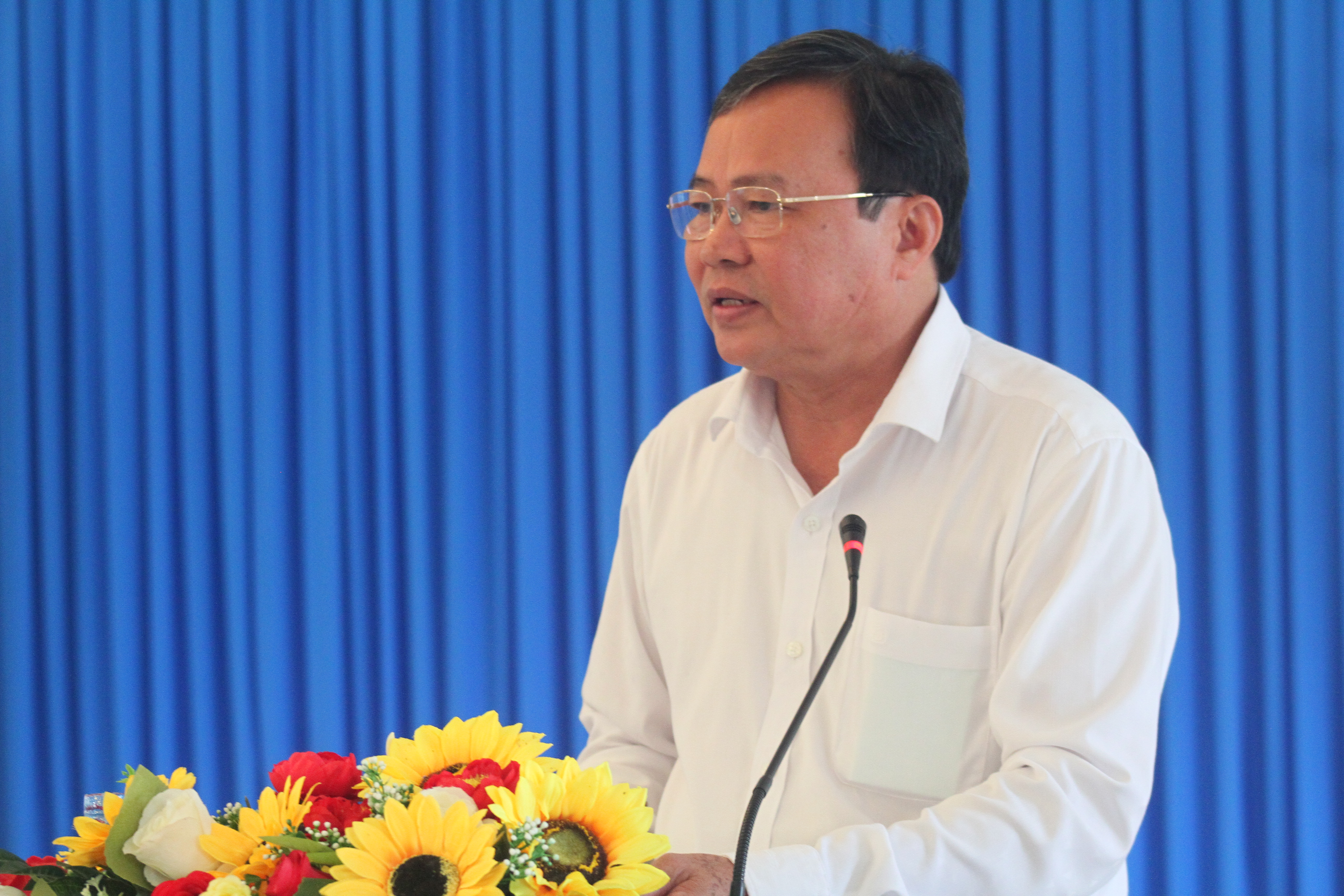 Ông Lê Văn Hẳn, Phó Bí thư Tỉnh ủy, Chủ tịch UBND tỉnh Trà Vinh báo cáo tình hình sản xuất kinh doanh, đầu tư công, xây dựng hạ tầng và xuất nhập khẩu trên địa bàn tỉnh. Ông Lê Văn Hẳn, Phó Bí thư Tỉnh ủy, Chủ tịch UBND tỉnh Trà Vinh báo cáo tình hình sản xuất kinh doanh, đầu tư công, xây dựng hạ tầng và xuất nhập khẩu trên địa bàn tỉnh.