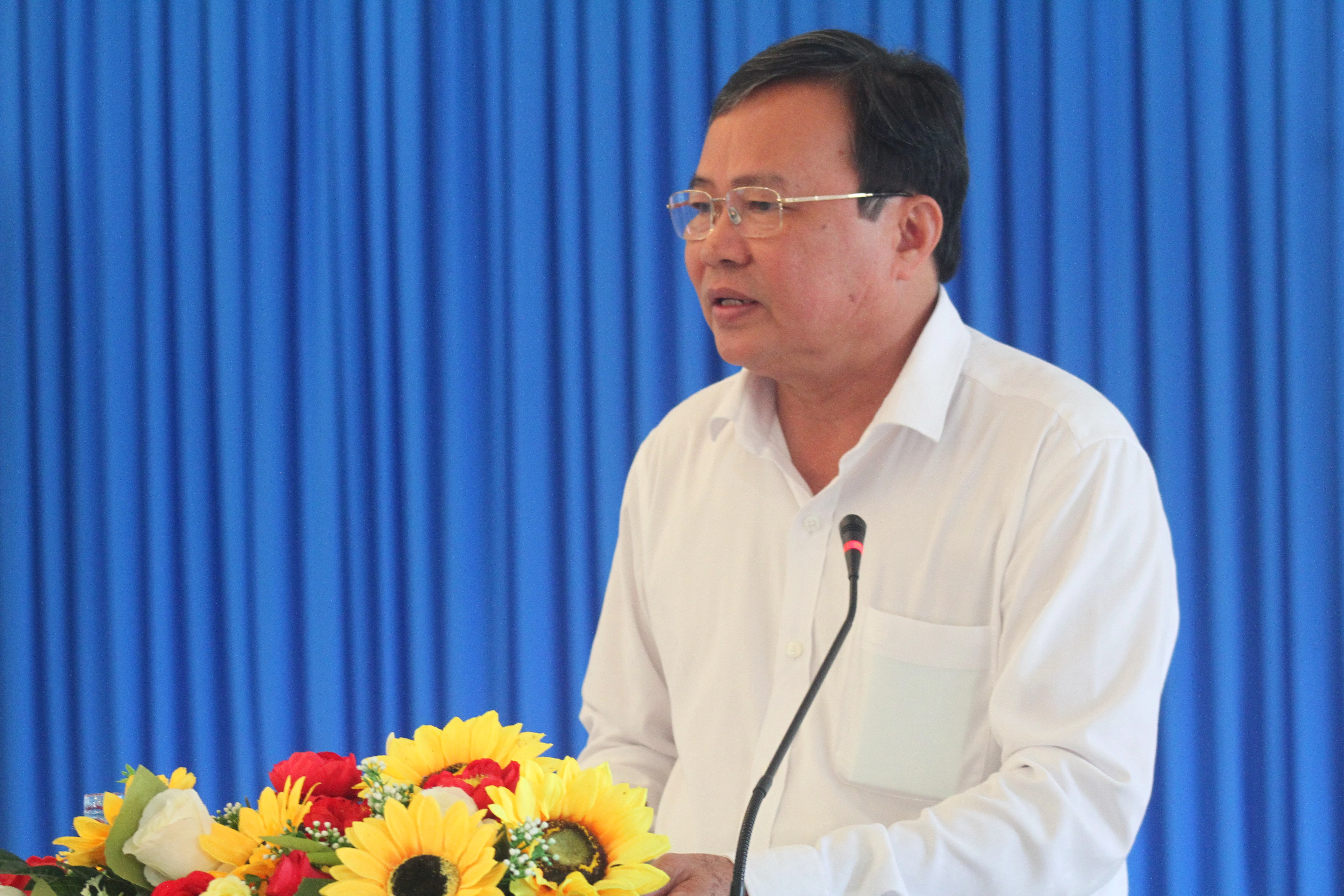 Ông Lê Văn Hẳn, Phó Bí thư Tỉnh ủy, Chủ tịch UBND tỉnh Trà Vinh báo cáo tình hình sản xuất kinh doanh, đầu tư công, xây dựng hạ tầng và xuất nhập khẩu trên địa bàn tỉnh.