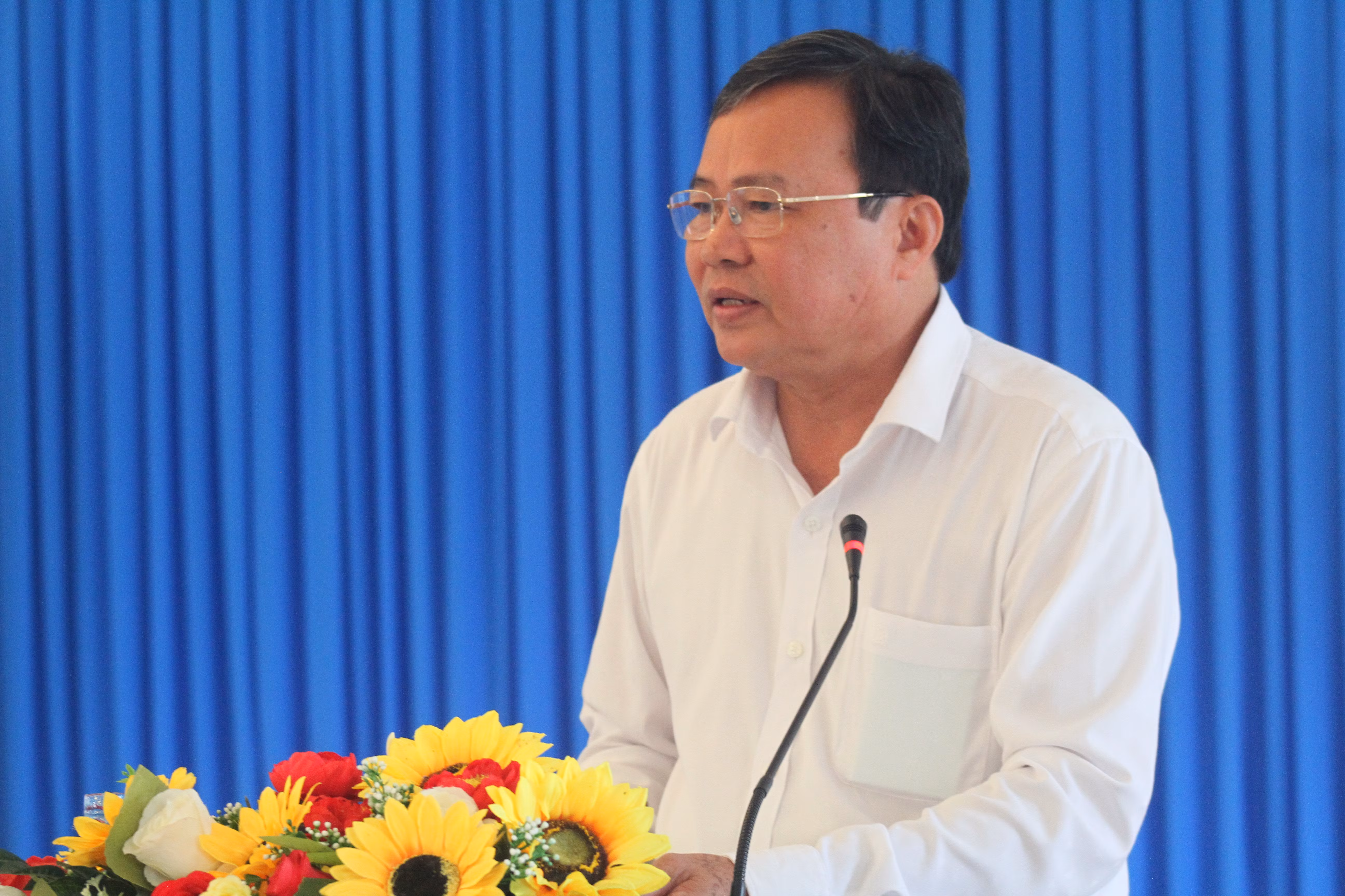 Ông Lê Văn Hẳn, Phó Bí thư Tỉnh ủy, Chủ tịch UBND tỉnh Trà Vinh báo cáo tình hình sản xuất kinh doanh, đầu tư công, xây dựng hạ tầng và xuất nhập khẩu trên địa bàn tỉnh.