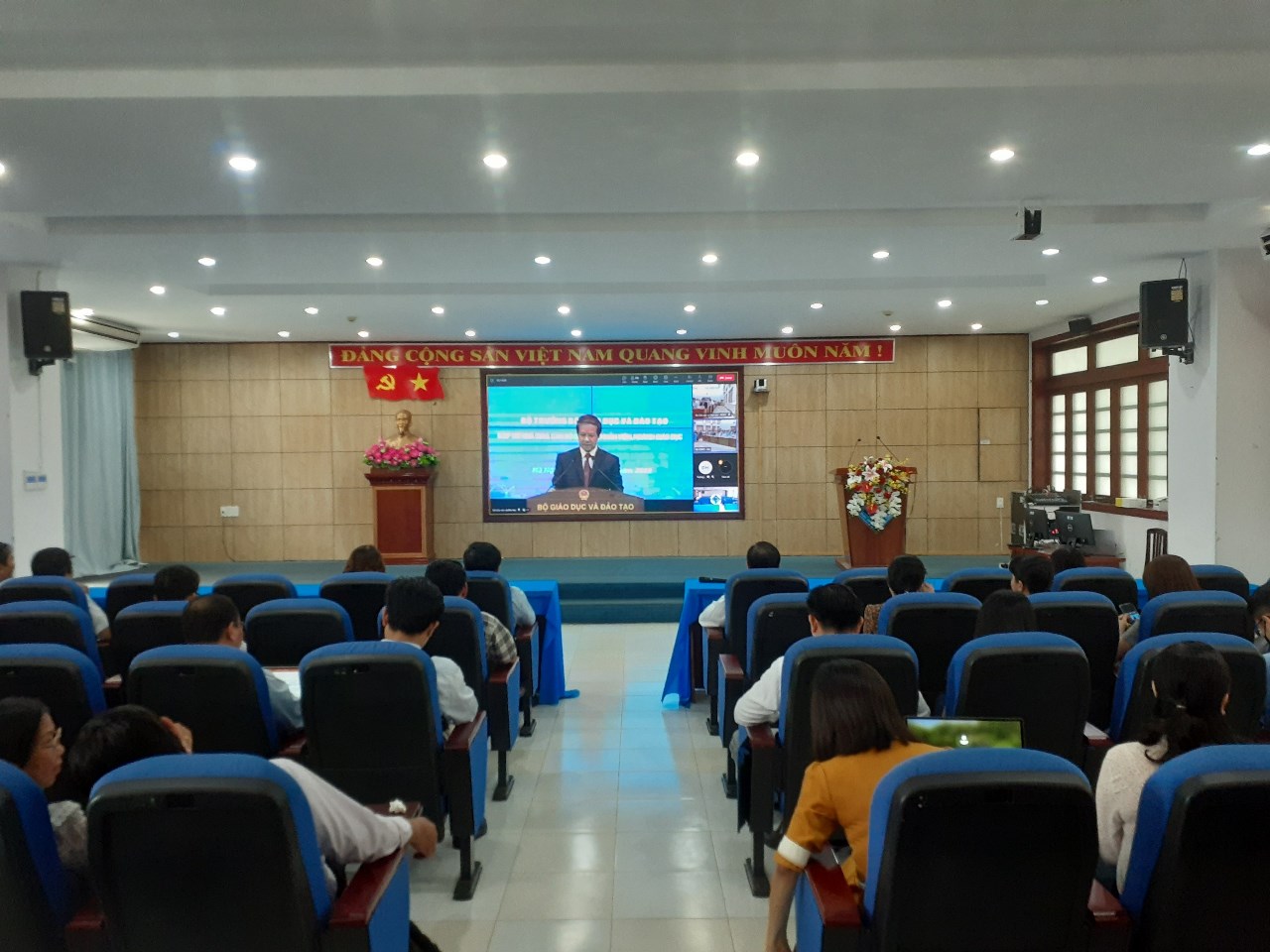 Đại biểu tại điểm cầu ĐH Cần Thơ lắng nghe Bộ trưởng Nguyễn Kim Sơn phát biểu khai mạc.