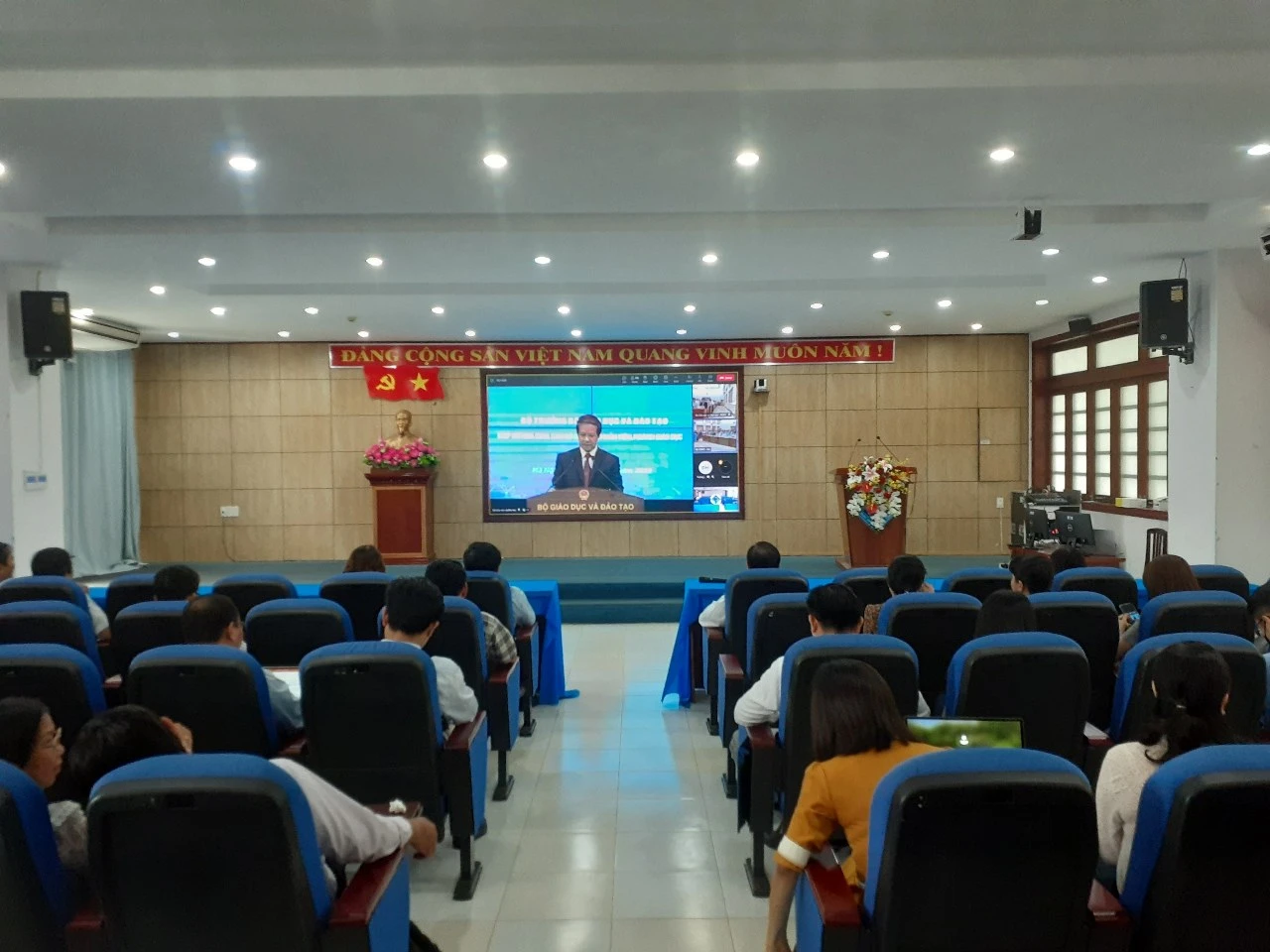 Đại biểu tại điểm cầu ĐH Cần Thơ lắng nghe Bộ trưởng Nguyễn Kim Sơn phát biểu khai mạc.