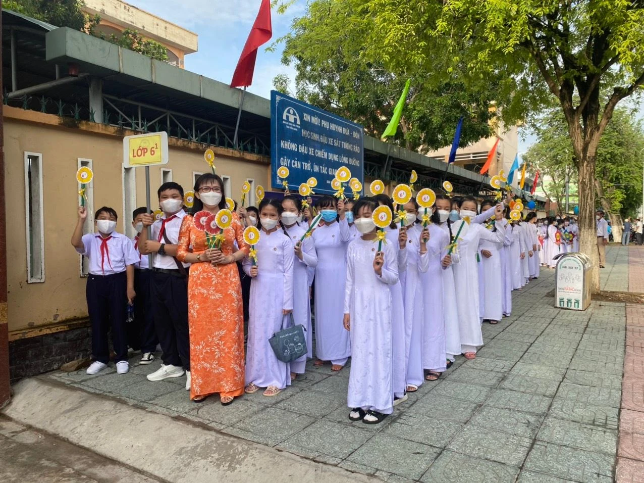 Cô trò tỉnh Tiền Giang vui tươi trong lễ khai giảng sáng 5/9.