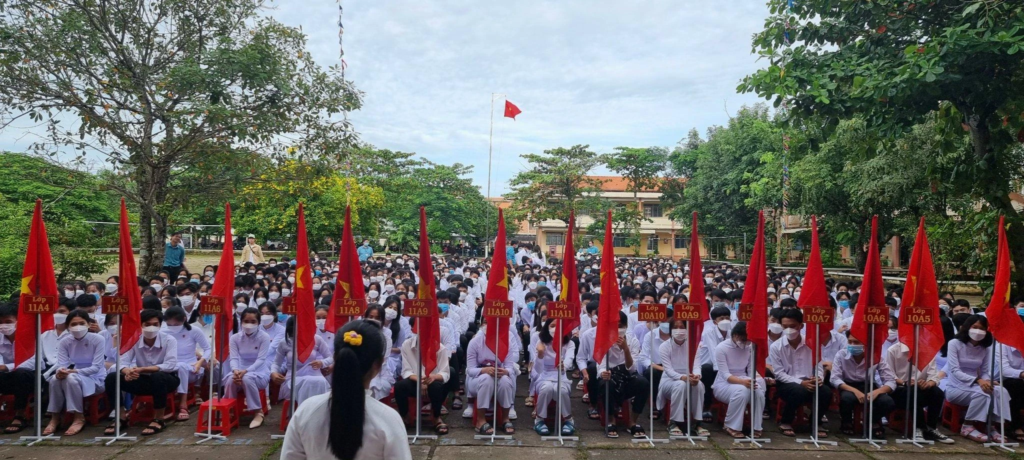 Học sinh Vĩnh Long hân hoan trong ngày khai giảng.
