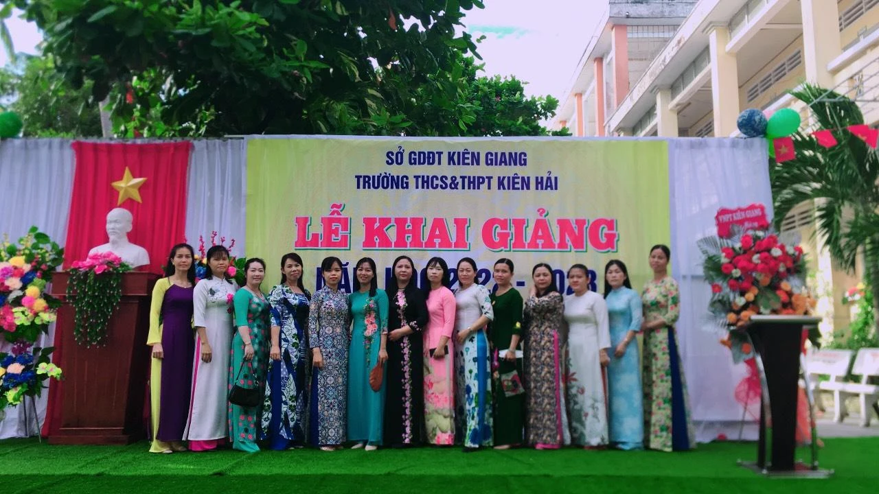 Các cô giáo Trường THCS-THPT Kiên Hải tại buổi lễ khai giảng.