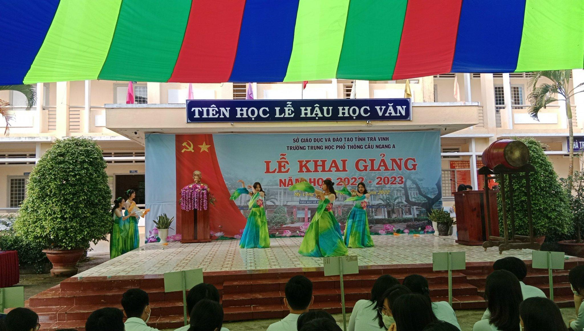 HS Trường THPT Cầu Ngang A (Trà Vinh) biểu diễn văn nghệ khai giảng. Ảnh: Sa Quên. HS Trường THPT Cầu Ngang A (Trà Vinh) biểu diễn văn nghệ khai giảng. Ảnh: Sa Quên.